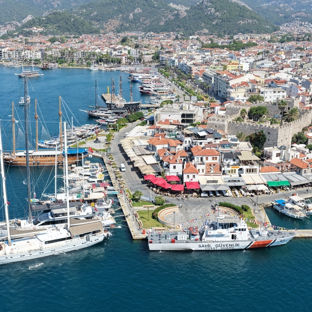 Muğla'da Deniz Kuvvetleri gemisi ile Sahil Güvenlik botları ziyarete açıldı