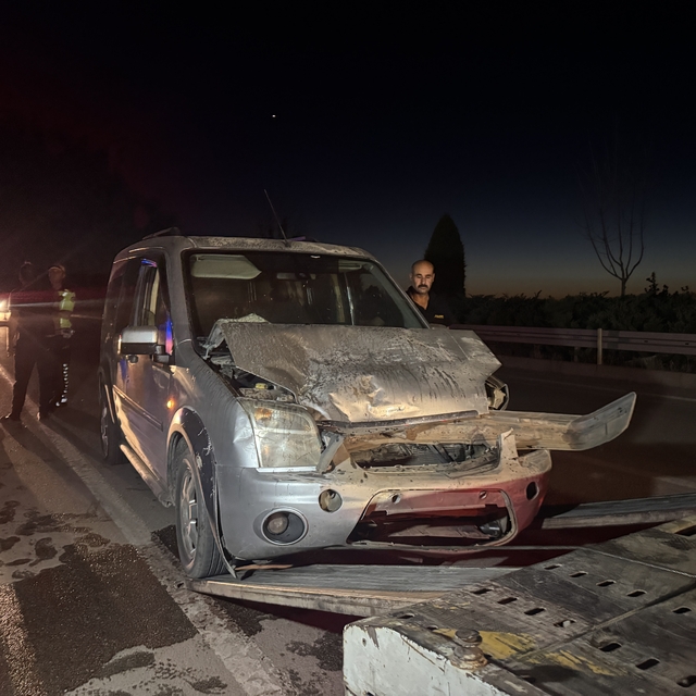 Karaman'da hafif ticari araç ile otomobilin çarpıştığı kazada 2 kişi yarala...