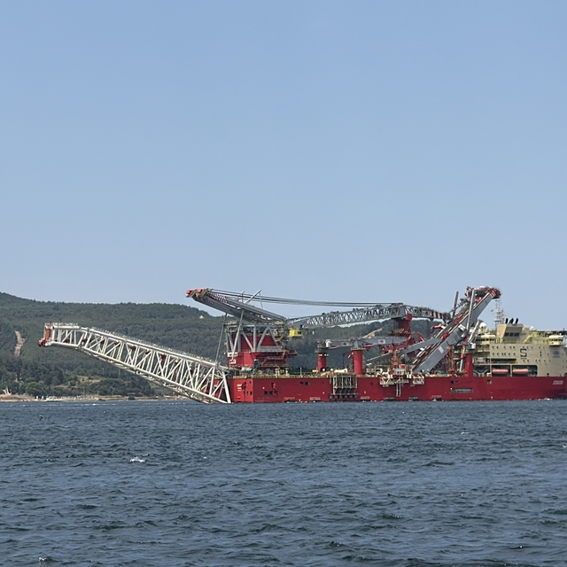 Doğal gaz boru hattı döşeme gemisi Çanakkale Boğazı'ndan geçti