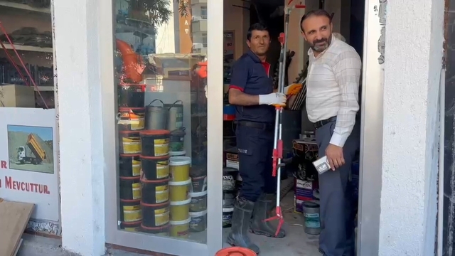 Adilcevaz'da iş yerine giren yılan ekipleri harekete geçirdi