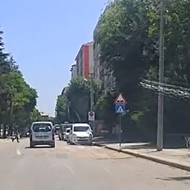 Yaya geçidinde dur işareti yaptığı araç durmayınca arkasından kovaladı