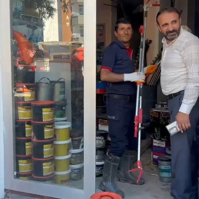 Adilcevaz'da iş yerine giren yılan ekipleri harekete geçirdi