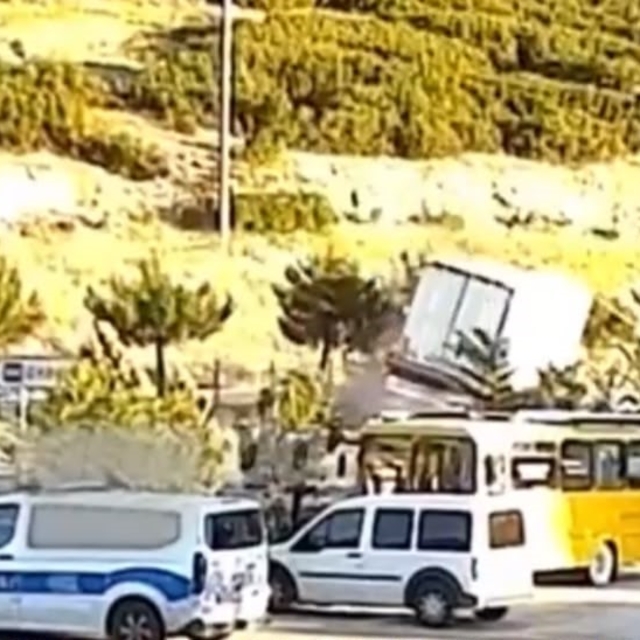 Isparta'da kontrolden çıkan tır devrildi