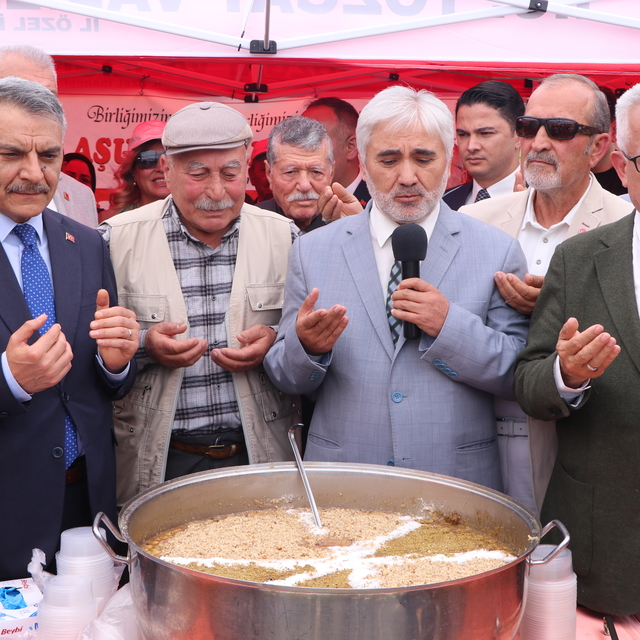 Yozgat'ta vatandaşlara aşure ikram edildi