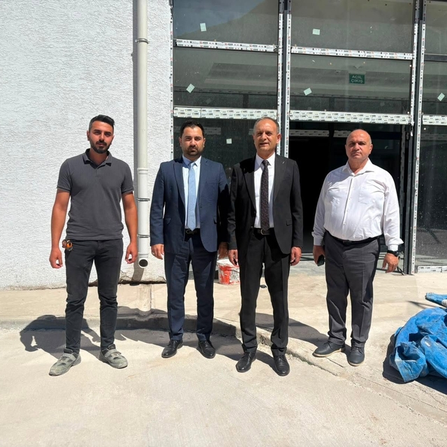 Elazığ İl Sağlık Müdürü Gecekuşu Keban Devlet Hastanesi'nin inşaatında ince...