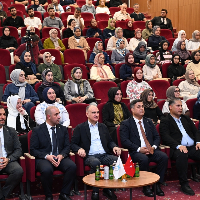 Vali Özkan: "Gelecek gençlerle şekillenecek"
Vali Özkan'dan yaz okulu eğitm...