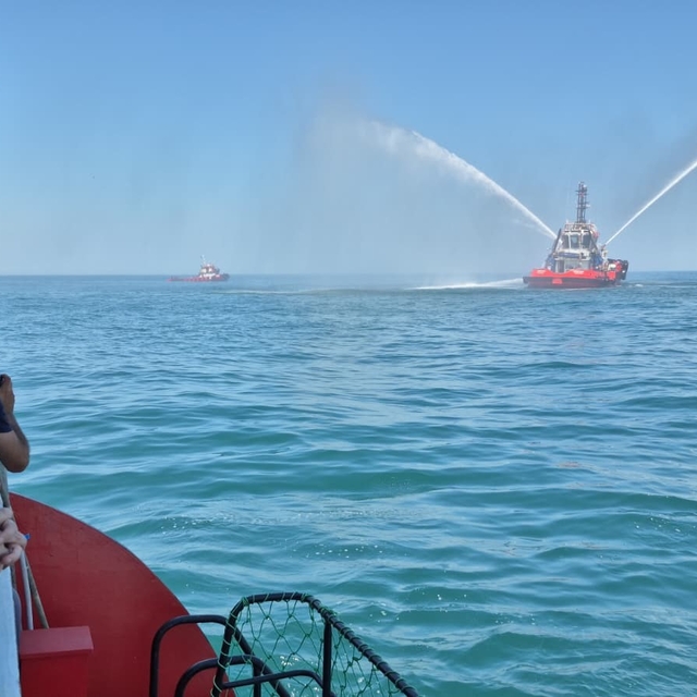 Sıcaklığın 41 dereceye çıktığı Bartın'da basınçlı su ile yapılan gösteri il...