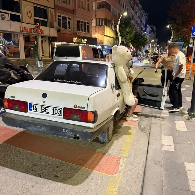 Peluş ayı ehliyetsiz sürücüyü ele verdi