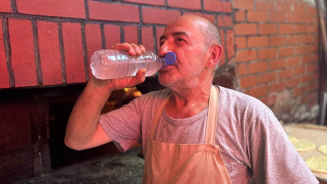 Van'da fırıncılar 300 derece sıcaklıkla mücadele ediyor