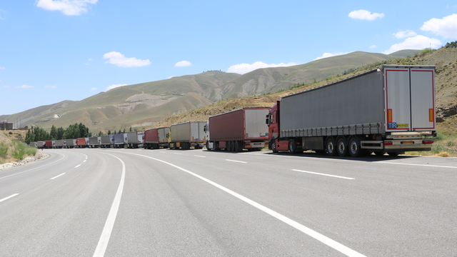 Türkiye-İran sınırında 12 kilometrelik TIR kuyruğu