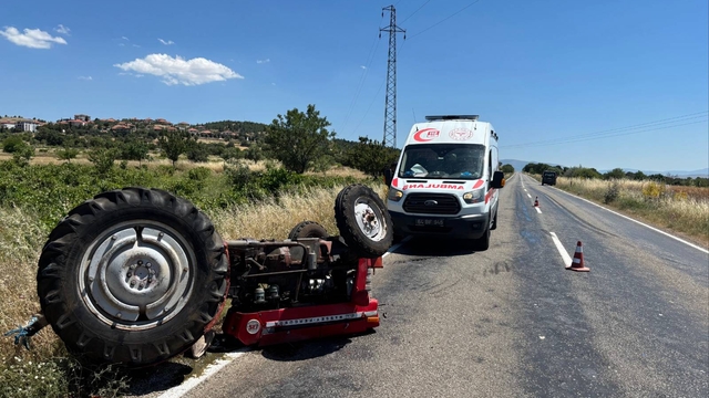 Uşak'ta kamyonun çarpması sonucu devrilen traktörün sürücüsü yaralandı