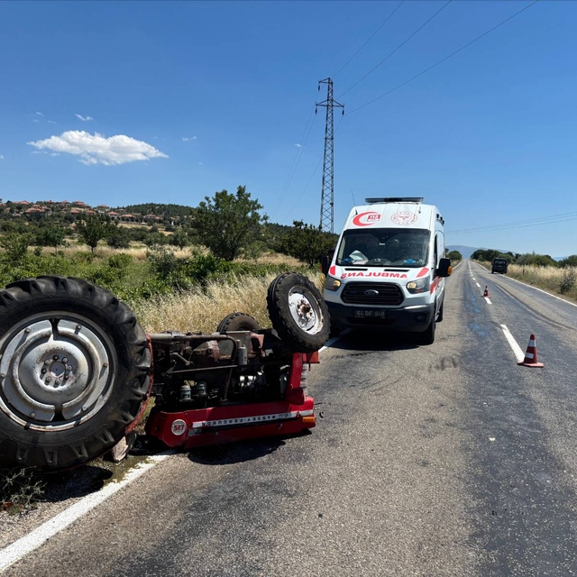 Uşak'ta kamyonun çarpması sonucu devrilen traktörün sürücüsü yaralandı