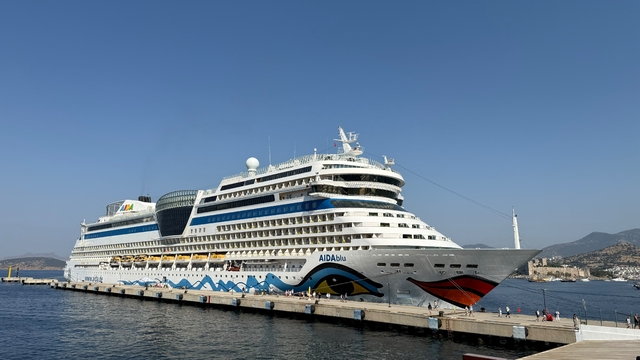 Alman turistleri taşıyan dev kruvaziyer Bodrum'a demirledi