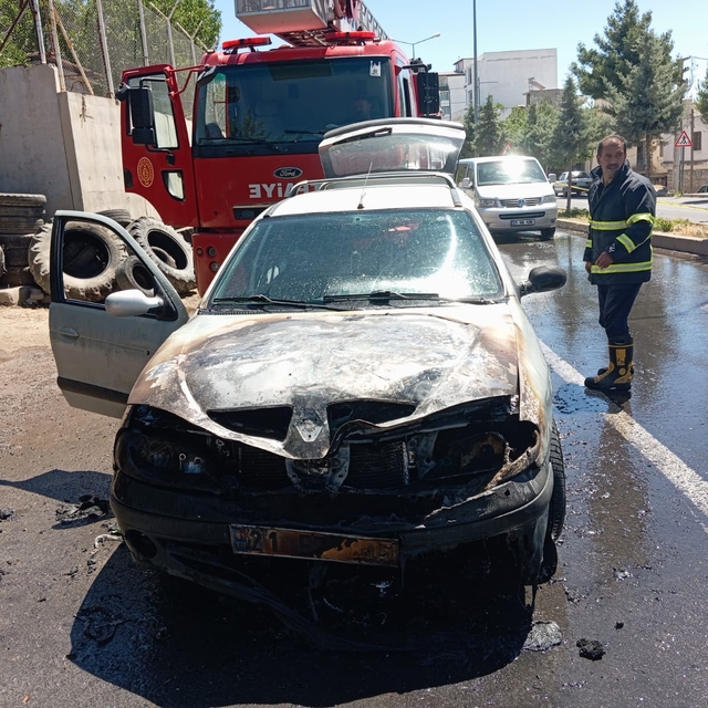 Diyarbakır'da otomobilde çıkan yangın söndürüldü
