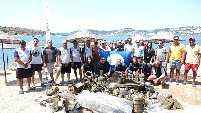 Bodrum'da denizden 370 kilo atık çıkarıldı; av sepetinde mahsur kalan balıklar suya bırakıldı
