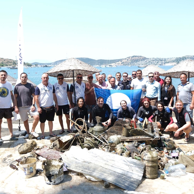 Bodrum'da denizden 370 kilo atık çıkarıldı; av sepetinde mahsur kalan balık...