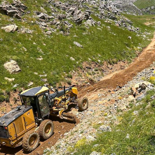 Batman'da yol bakım çalışması yürütülüyor