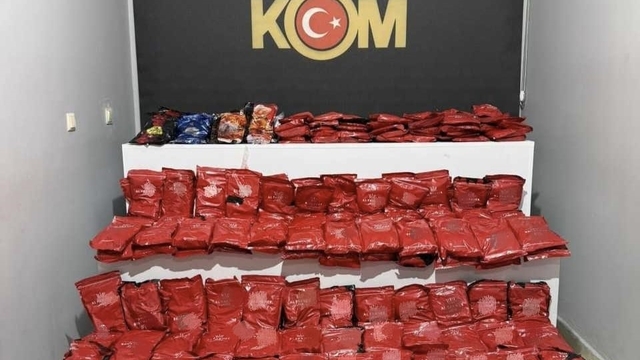 Niğde'de kaçak tütün operasyonu: 272 paket ele geçirildi