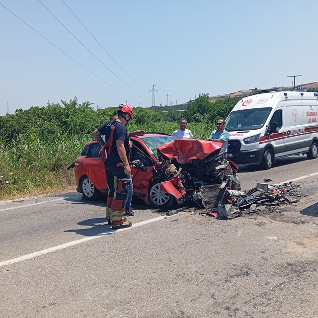 Balıkesir'de otomobillerin çarpışması sonucu 1 kişi öldü, 2 kişi yaralandı