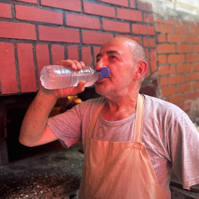 Van'da fırıncılar 300 derece sıcaklıkla mücadele ediyor