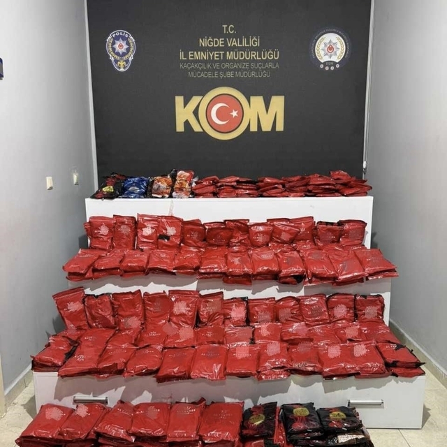 Niğde'de kaçak tütün operasyonu: 272 paket ele geçirildi