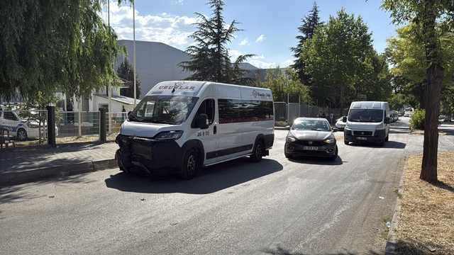 Eskişehir'de işçi servisi ile otomobil çarpıştı: 11 yaralı