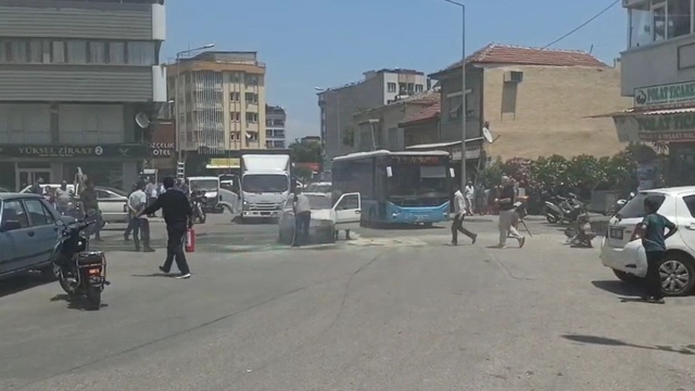 Manisa'da seyir halindeki otomobil alev aldı