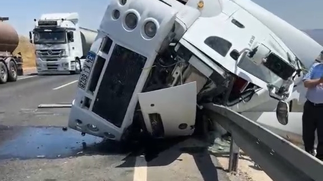 Şırnak'ta devrilen tankerin şoförü öldü