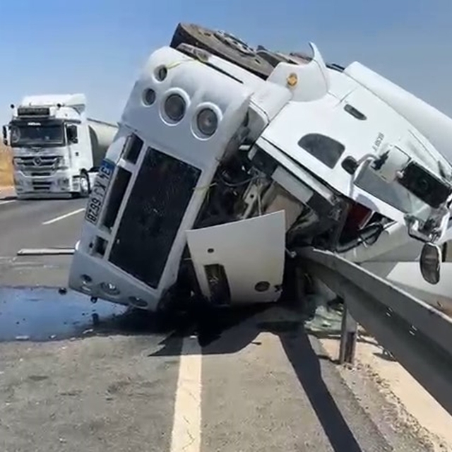 Şırnak'ta devrilen tankerin şoförü öldü