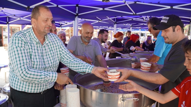 İznik'te 5 bir kişilik aşure ikramı
