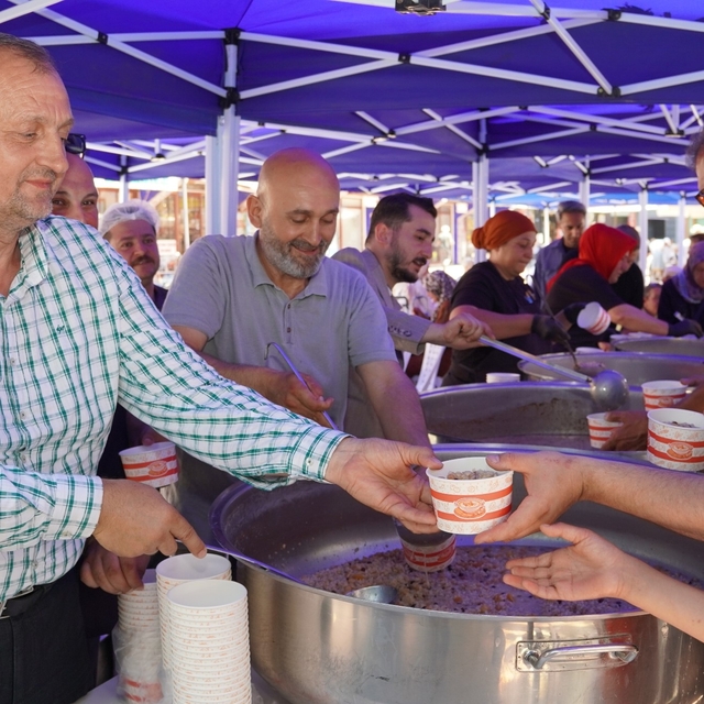 İznik'te 5 bir kişilik aşure ikramı