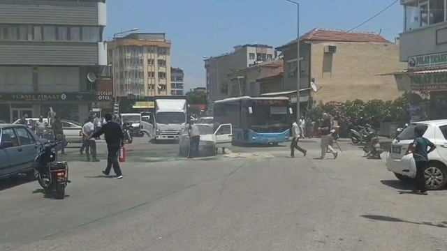 Salihli'de hareket halindeyken alev alan otomobil yandı