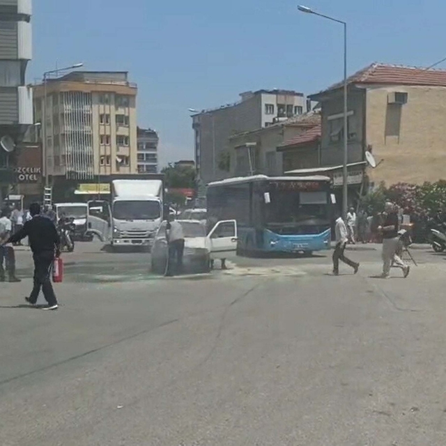 Salihli'de hareket halindeyken alev alan otomobil yandı