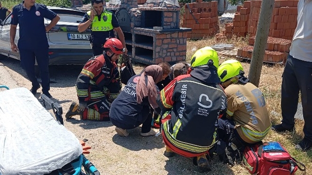 Erdek'te otomobiller kafa kafaya çarpıştı; 1 ölü, 2 yaralı