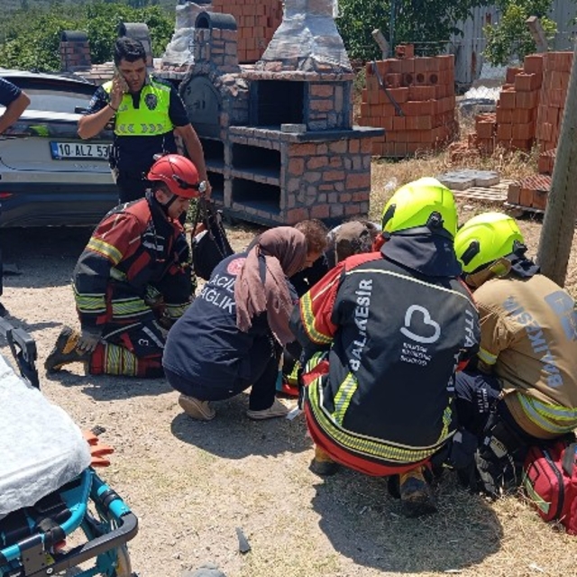 Erdek'te otomobiller kafa kafaya çarpıştı; 1 ölü, 2 yaralı