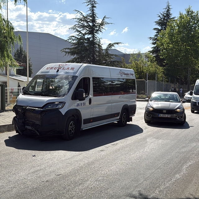 Eskişehir'de işçi servisi ile otomobil çarpıştı: 11 yaralı