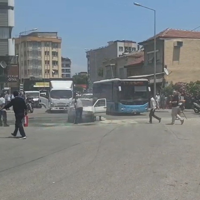 Manisa'da seyir halindeki otomobil alev aldı