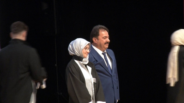 Bursa İl Emniyet Müdürü Gökce kızına diplomasını elleriyle verdi