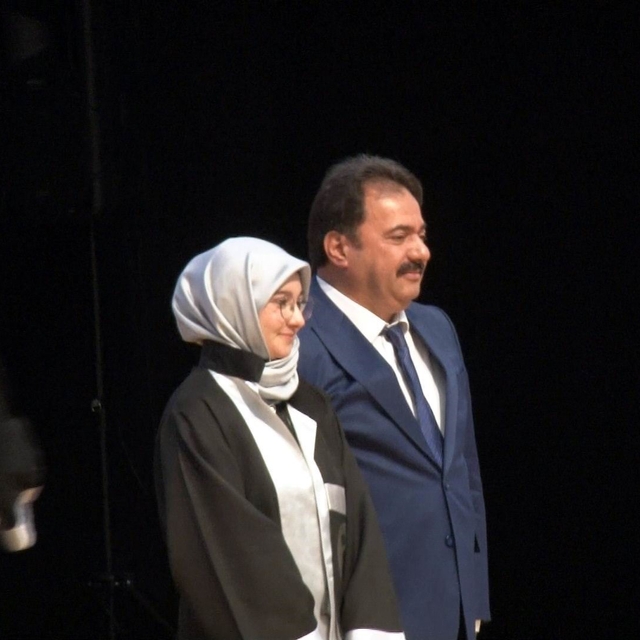 Bursa İl Emniyet Müdürü Gökce kızına diplomasını elleriyle verdi