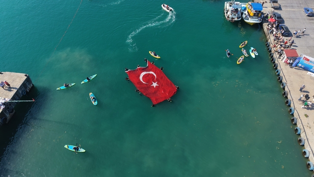 Denizcilik ve Kabotaj Bayramı'nda denizde açılan dev bayrak alkış aldı