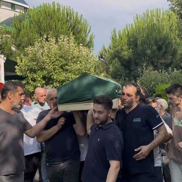 Kazazedelere yardım etmek isterken akıma kapılarak ölen genç toprağa verild...