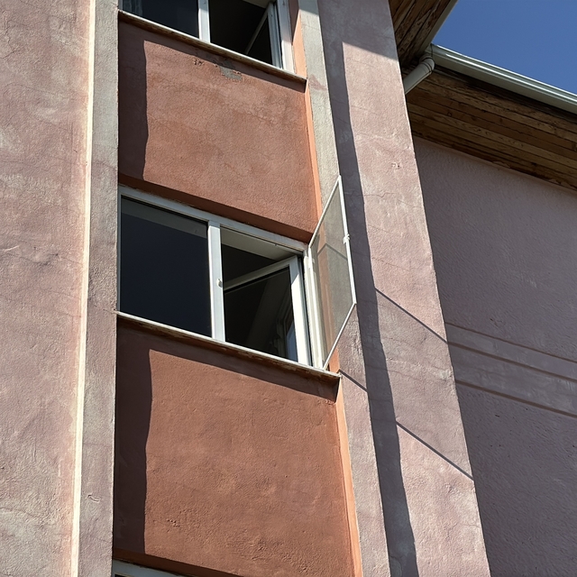 Niğde'de apartmanın üçüncü katından düşen çocuk yaralandı
