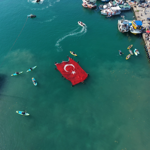 Denizcilik ve Kabotaj Bayramı'nda denizde açılan dev bayrak alkış aldı
