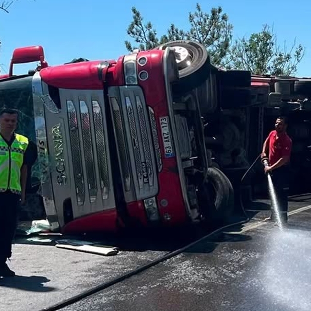 Kırıkkale'de tır devrildi: 1 yaralı