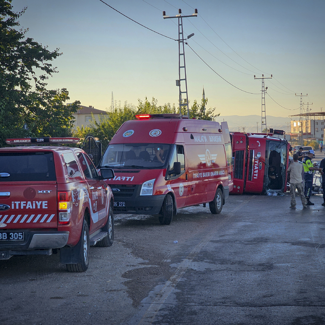 Malatya'da yangına giden itfaiye aracının devrilmesi sonucu 3 kişi yaraland...