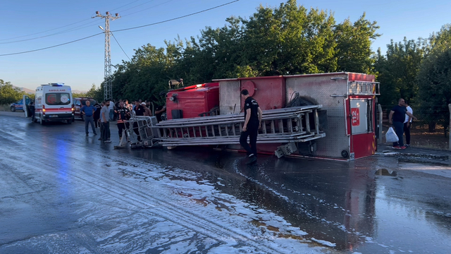 Malatya'da yangına giden itfaiye aracı devrildi; 3 yaralı