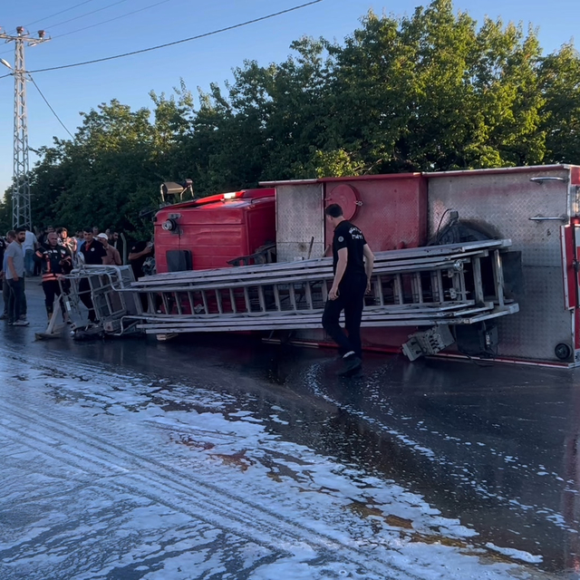 Malatya'da yangına giden itfaiye aracı devrildi; 3 yaralı