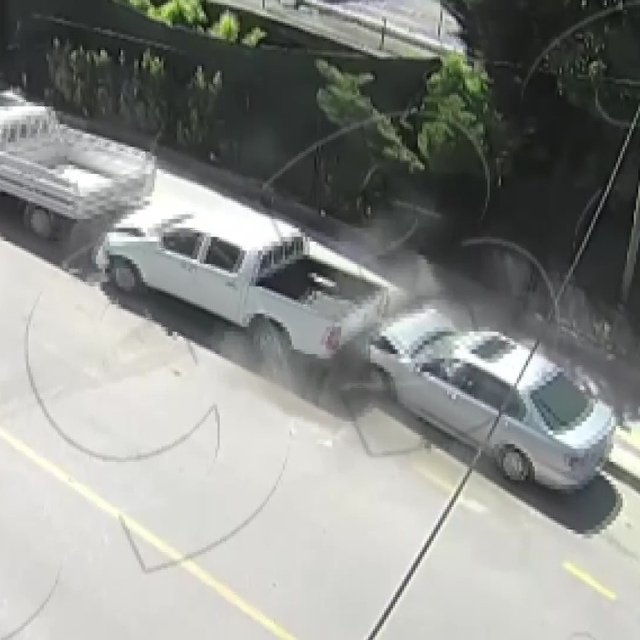Amasya'da otomobilin park halindeki araçlara çarptığı kaza kamerada
