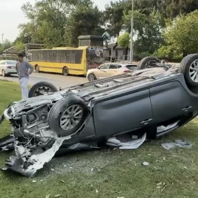 Takla atan araçtan burunları kanamadan çıktılar