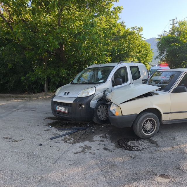 Hafif ticari araç otomobille çarpıştı: 4 yaralı